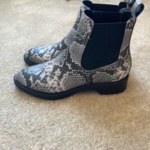 NWOT Treasure & Bond boots